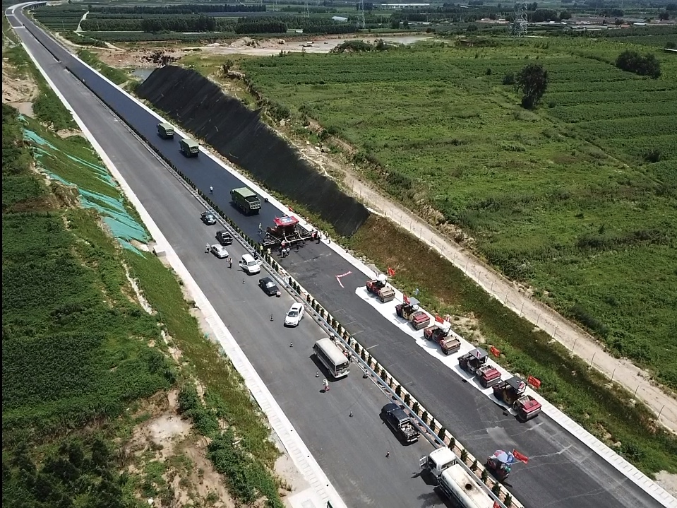 20200810130480.jpg 文萊十四標(biāo)上面層試驗路攤鋪圓滿完成.jpg