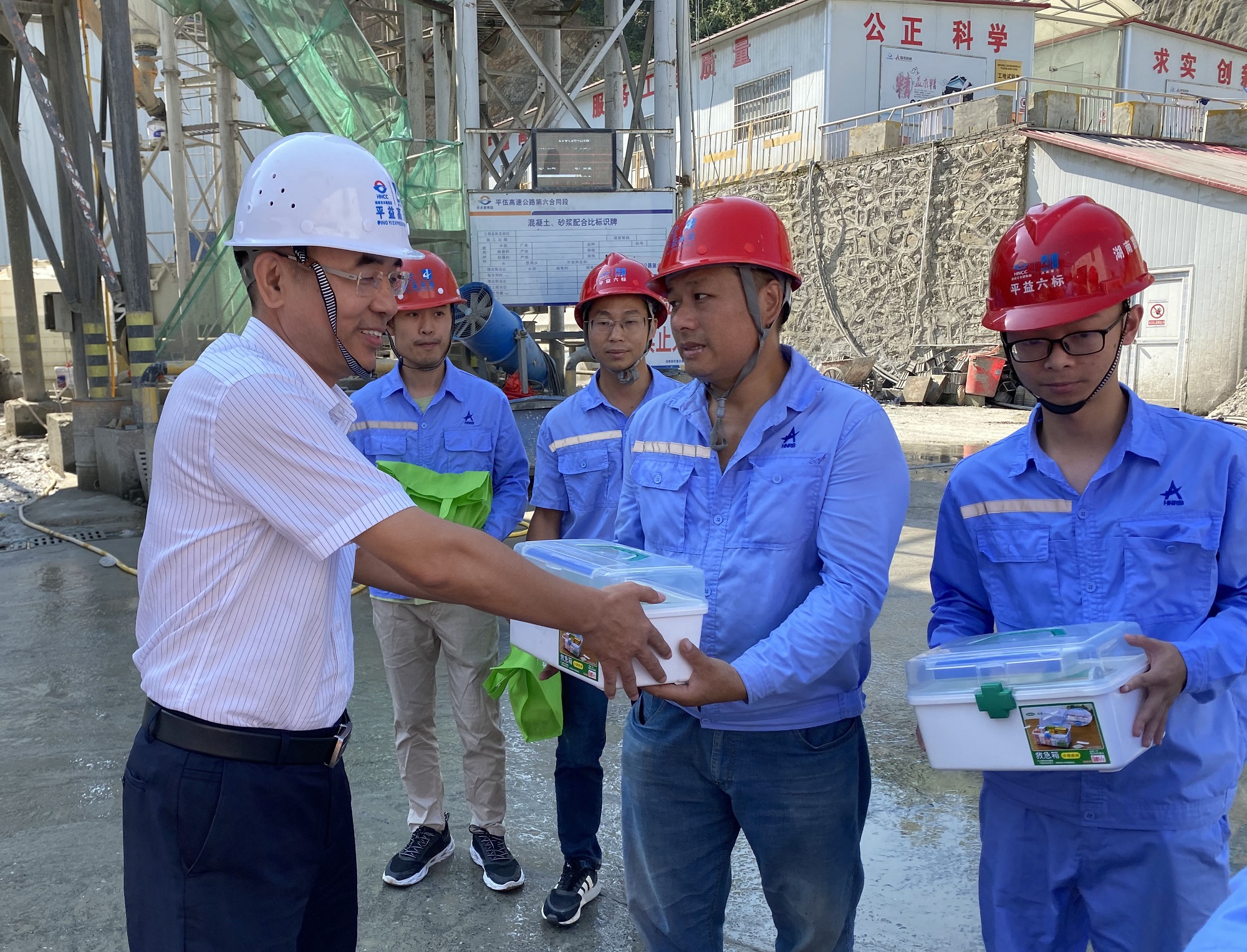 20200831446971.jpg 王術(shù)飛赴平伍六標(biāo)開展送清涼__副本.jpg