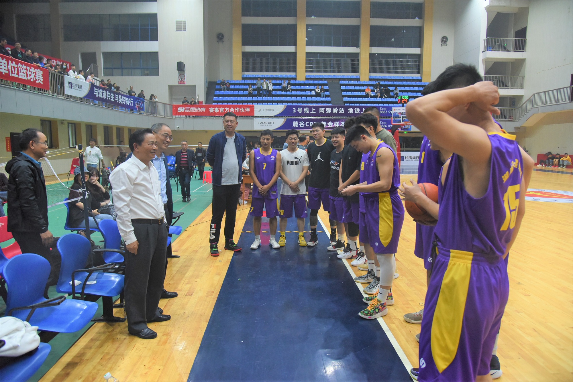 交水建集團領(lǐng)導周雄飛、胡建華在比賽現(xiàn)場為球員加油鼓勁.jpg