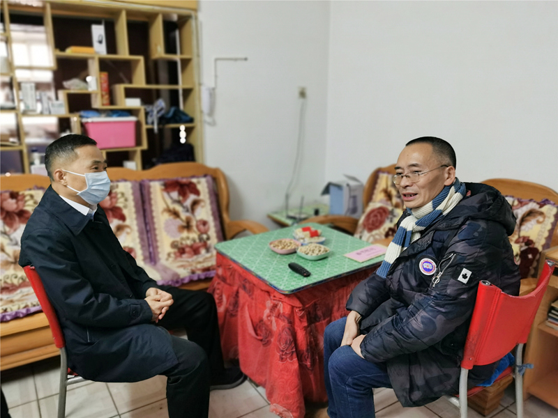 7、2月7日，向海清慰問困難職工鄧澤聰_副本_副本.jpg