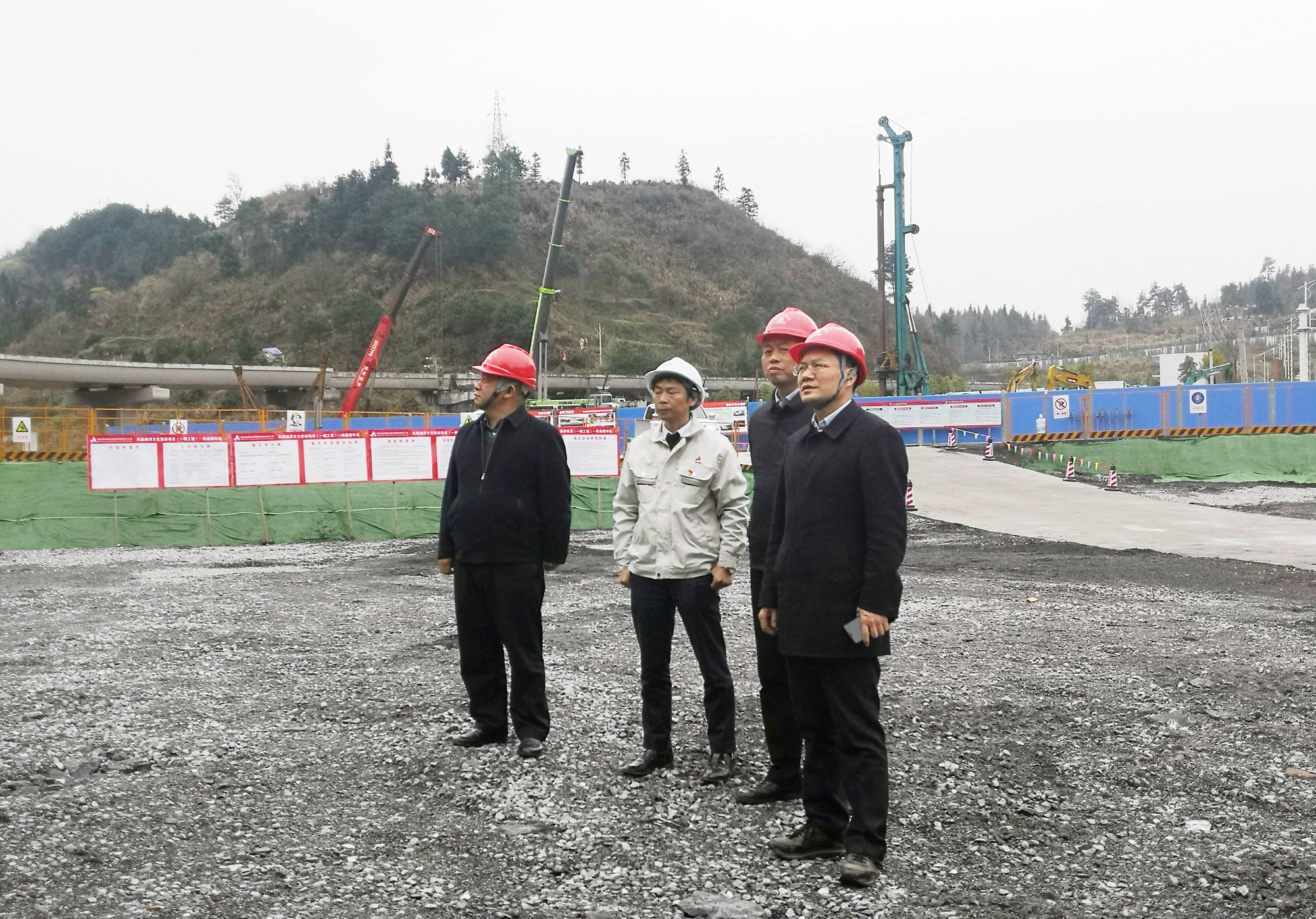 20210312850953.jpg 楊宏偉赴鳳凰磁浮項目督查安全生產(chǎn)_副本.jpg