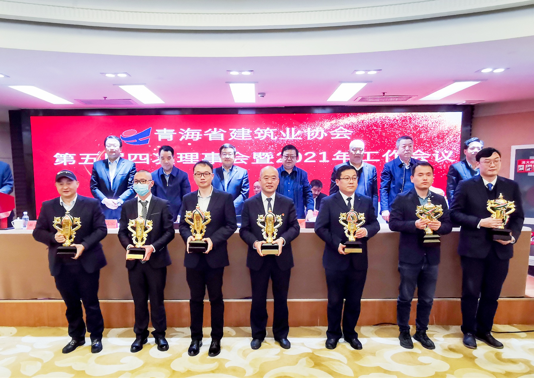 20210812818077.jpg 集團總經(jīng)濟師彭南越上臺領(lǐng)取獎杯(前排左一)_副本.jpg