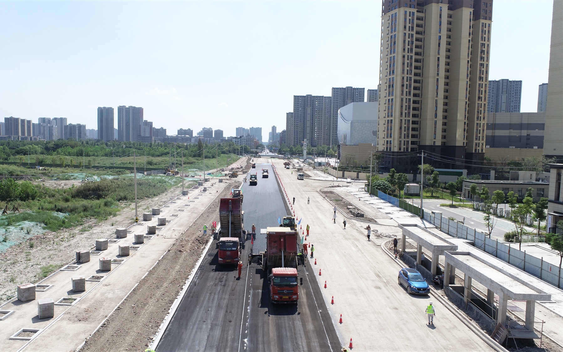 20211012128312.jpg 1荊州紅門路路面施工開始_副本.jpg