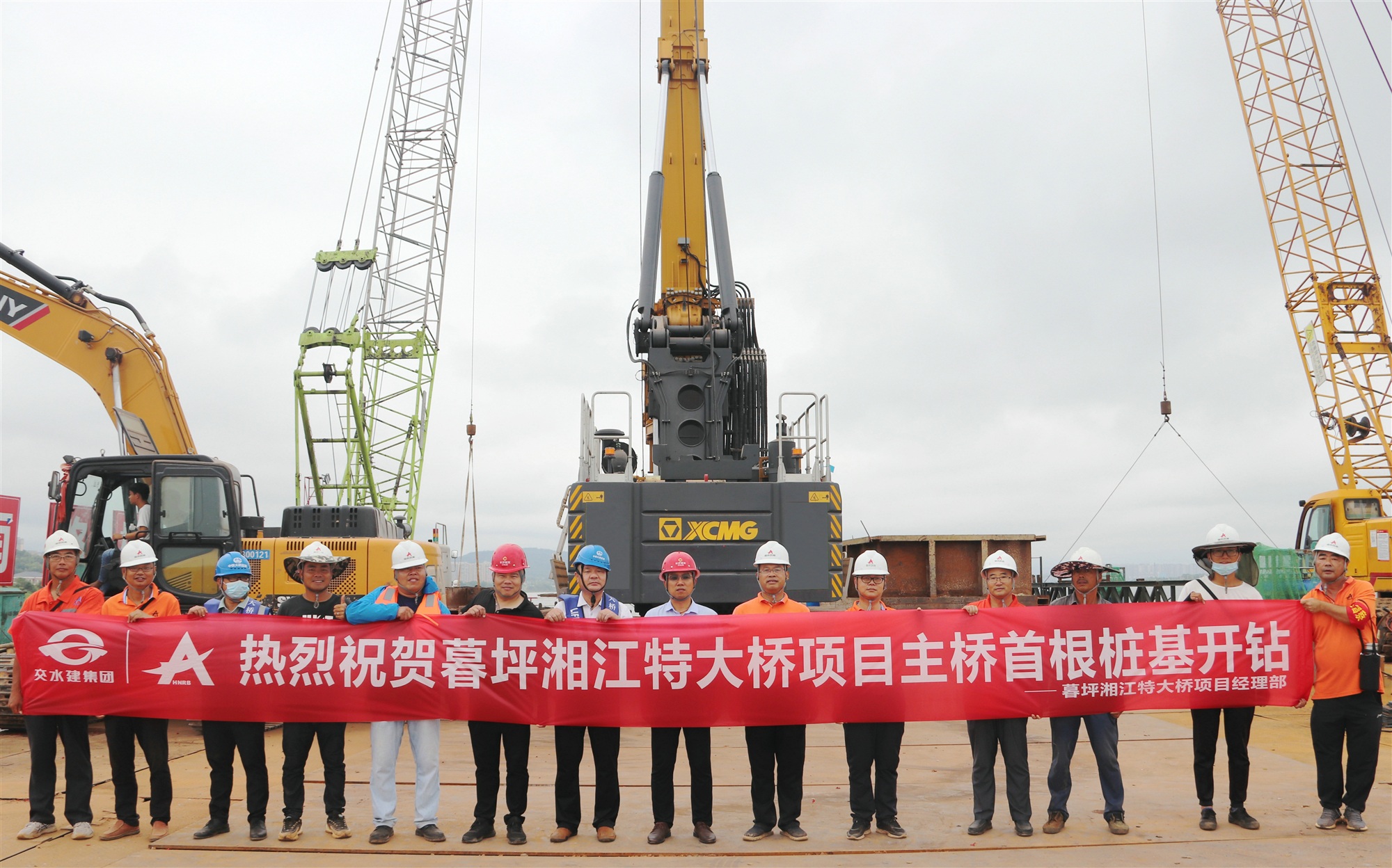 20211012622153.jpg 暮坪湘江特大橋主橋水中首樁順利開鉆_副本.jpg