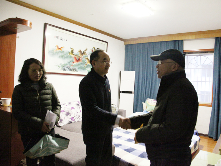 20220209779951.jpg 5王術(shù)飛慰問周偉奇IMG_1978_副本.jpg