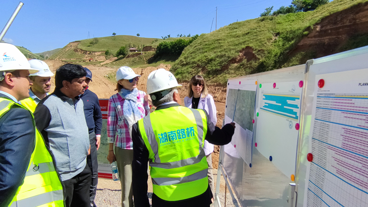 20220711725601.jpg 6 20220616 亞洲開發(fā)銀行執(zhí)行董事考察塔吉克項(xiàng)目.jpg