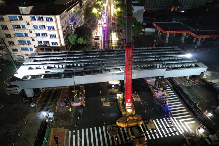 20221207101382.jpg 照片:新昌項目完成跨新昌大道鋼箱梁架設(shè).jpg