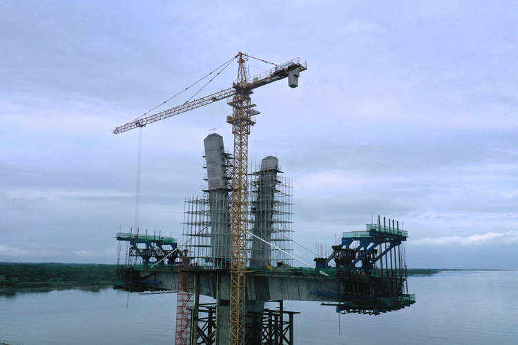 20231123101701.jpg 菲律賓卡馬拉尼甘大橋成功安裝首對(duì)斜拉索 (2)_副本.jpg