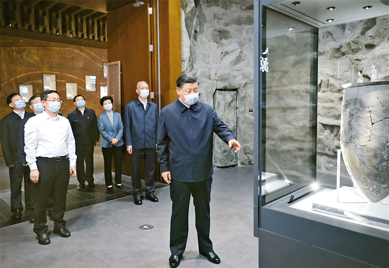 2023年6月2日，中共中央總書(shū)記、國(guó)家主席、中央軍委主席習(xí)近平在北京出席文化傳承發(fā)展座談會(huì)并發(fā)表重要講話。這是座談會(huì)前，習(xí)近平2日下午在中國(guó)歷史研究院考察。 新華社記者 鞠鵬/攝