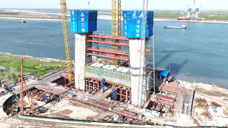 20240401559886.jpg 觀音寺長江大橋南岸下橫梁澆筑順利完成3_副本.jpg