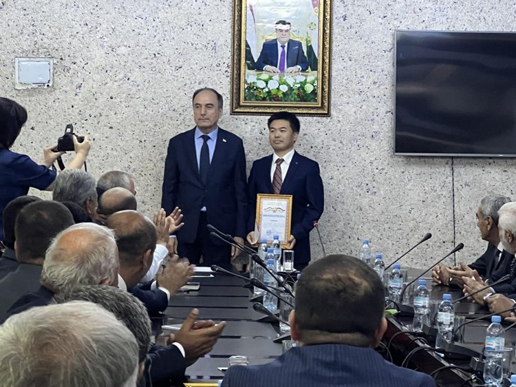 20240607774227.jpg 圖5:國家道路發(fā)展貢獻(xiàn)獎頒發(fā)_副本.jpg